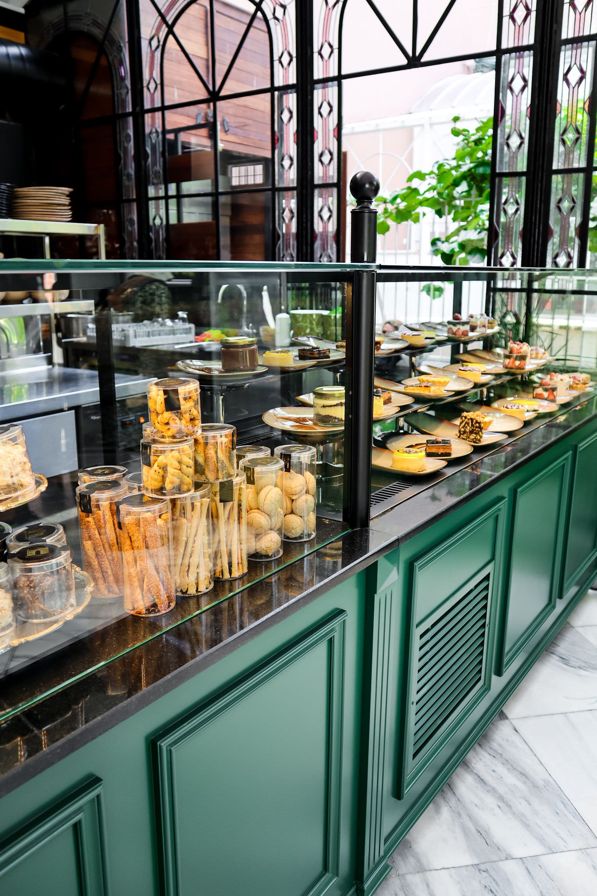 Panaderia con productos artesanales y mostrador