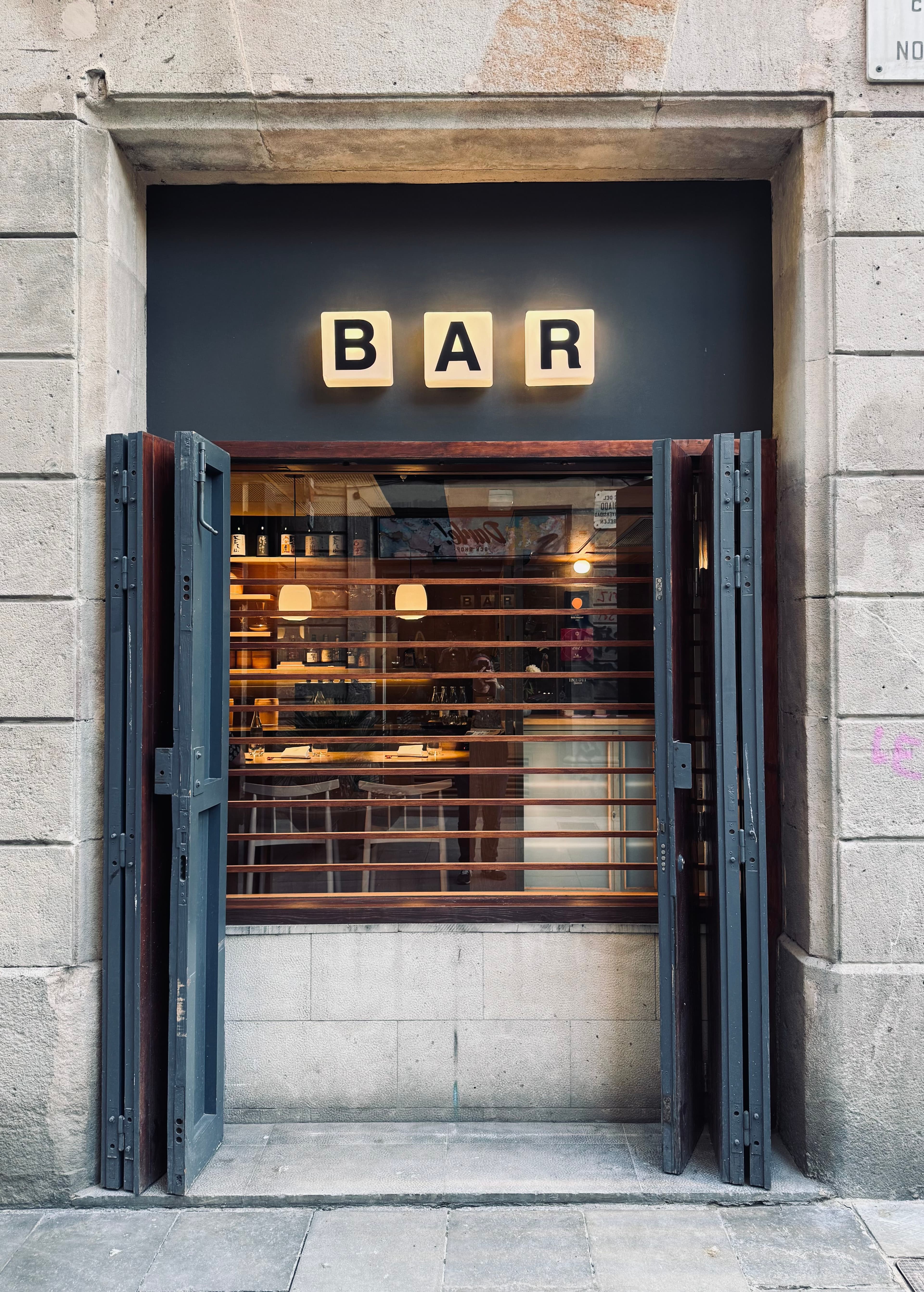 Bar con preparacion de bebidas en entorno profesional